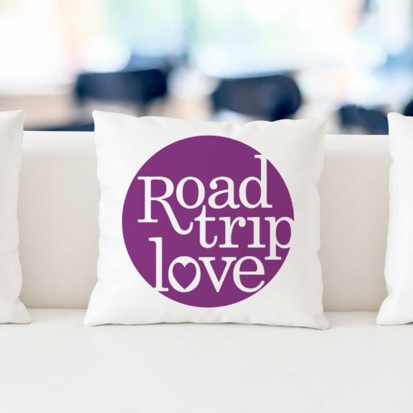 RoadtripLove Kissen mit Fuchsiaviolett