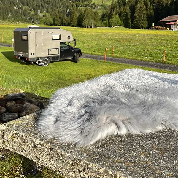 Lammfell für Camping im Zelt, Van oder Wohnmobil