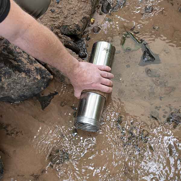 Filterflasche Travelbuddy von Mameka als tragbarer Wasserfilter aus Edelstahl