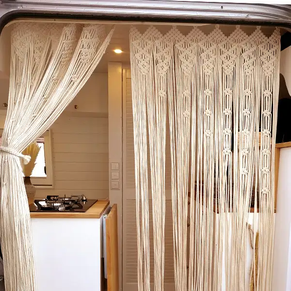 Aufwändiger Vorhang aus Makramee für den Van und Wohnmobil Eingang