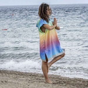 Der kuschelige Poncho aus Bio-Baumwolle von LeStoff ist schnelltrocknend und ideal am Strand oder beim Duschen beim Camping und auf Reisen im Wohnmobil oder Van