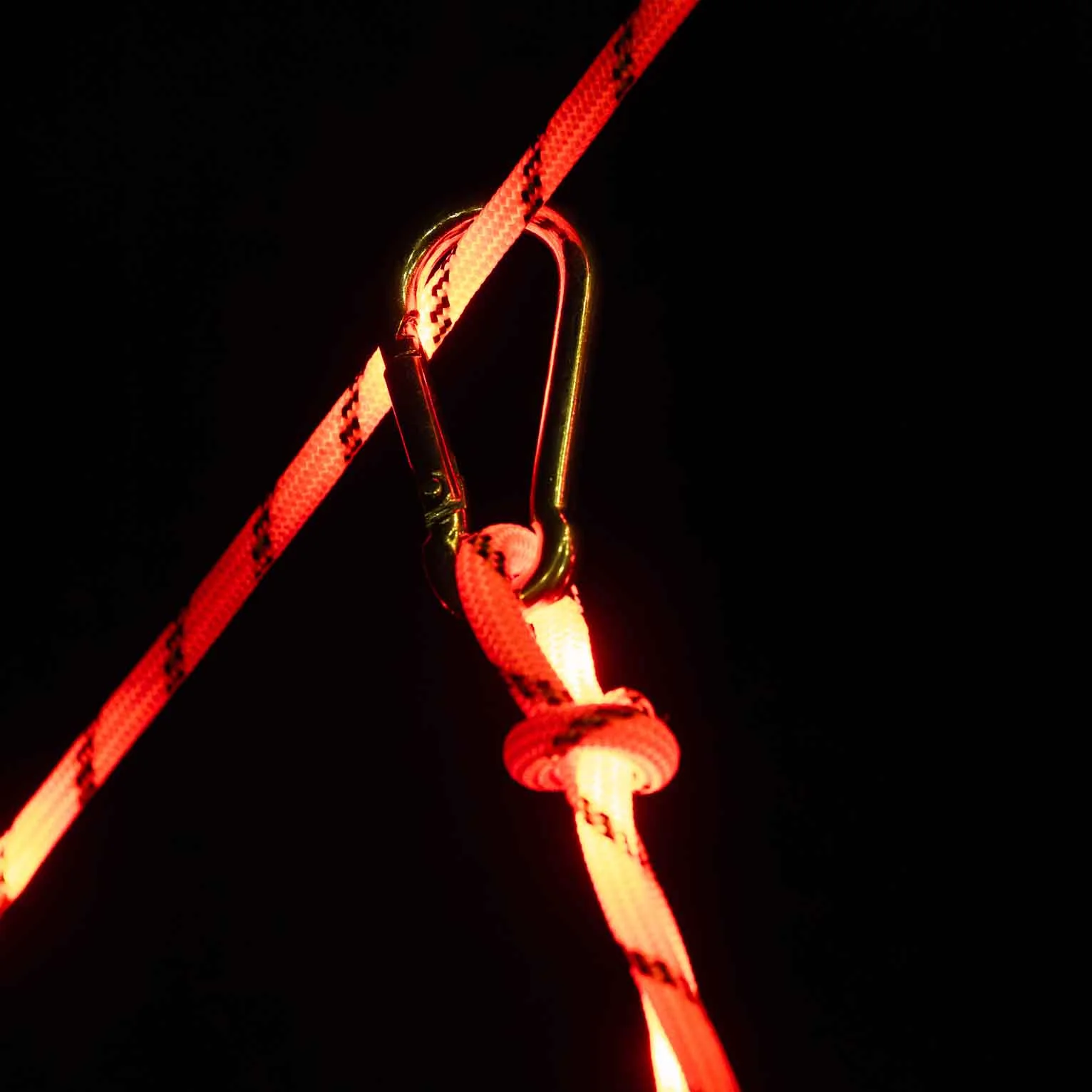 Das leuchtende Tau zum Abspannen von der Markise oder Lichterkette als Campingzubehör von The Sunnyside