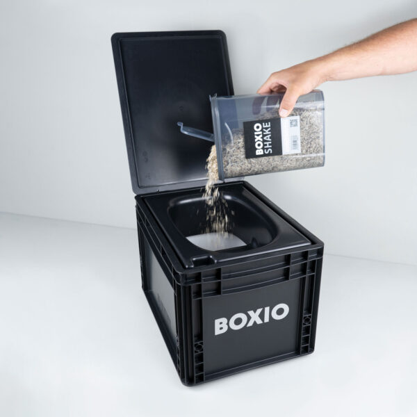 Die Trockentrenntoilette / Trenntoilette Boxio basiert auf einer Eurobox und funktioniert mit pflanzlichem Einstreu