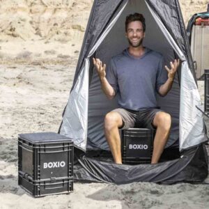 Die Trockentrenntoilette / Trenntoilette Boxio basiert auf einer Eurobox im PopUp Zelt