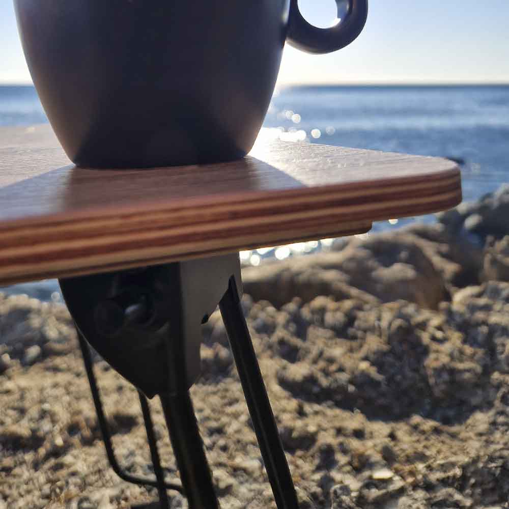 Der kleine Campingtisch im Eurobox Format ist perfekt als Beistelltisch für den Sundowner beim Camping auf dem Roadtrip