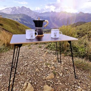 Der kleine Campingtisch im Eurobox Format ist perfekt als Beistelltisch für den Sundowner beim Camping auf dem Roadtrip