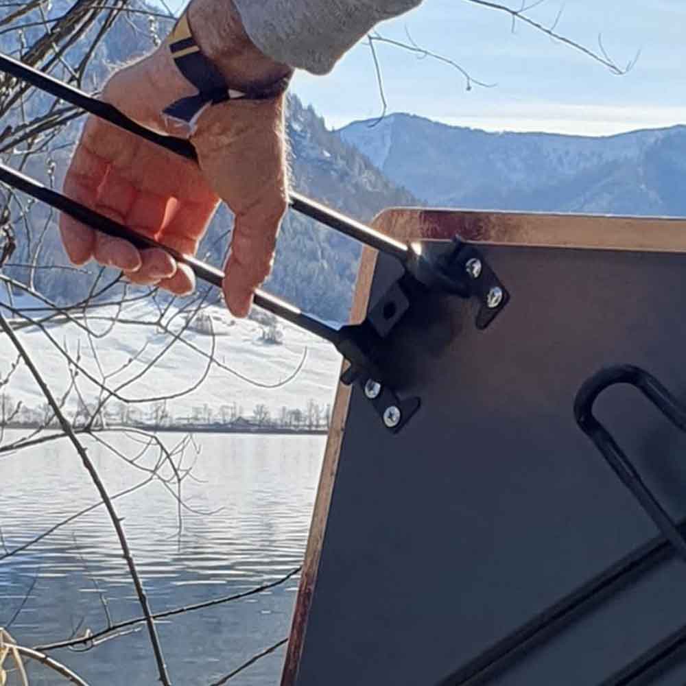 Der kleine Campingtisch im Eurobox Format ist perfekt als Beistelltisch für den Sundowner beim Camping auf dem Roadtrip