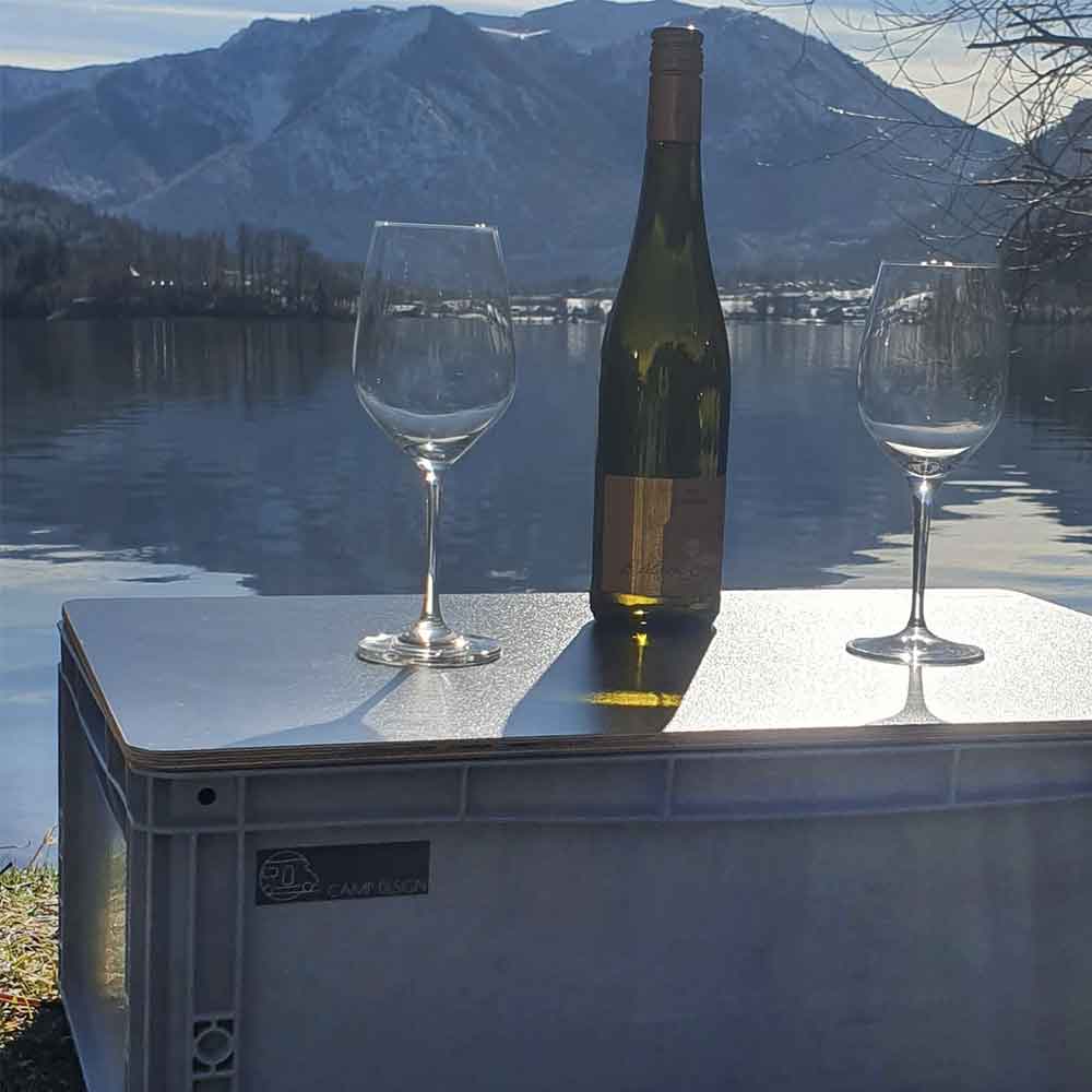 Der kleine Campingtisch im Eurobox Format ist perfekt als Beistelltisch für den Sundowner beim Camping auf dem Roadtrip