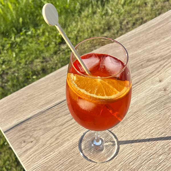 Der kleine Campingtisch im Eurobox Format ist perfekt als Beistelltisch für den Sundowner beim Camping auf dem Roadtrip