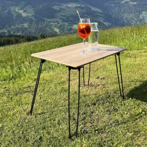 Der kleine Campingtisch im Eurobox Format ist perfekt als Beistelltisch für den Sundowner beim Camping auf dem Roadtrip