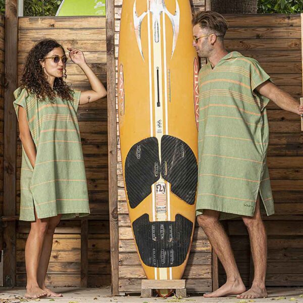 Der kuschelige Poncho aus Bio-Baumwolle von LeStoff ist schnelltrocknend und ideal am Strand oder beim Duschen beim Camping und auf Reisen im Wohnmobil oder Van