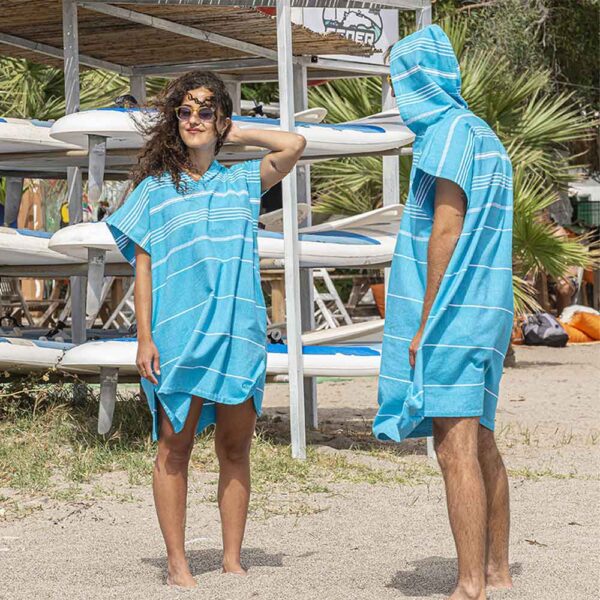 Der kuschelige Poncho aus Bio-Baumwolle von LeStoff ist schnelltrocknend und ideal am Strand oder beim Duschen beim Camping und auf Reisen im Wohnmobil oder Van