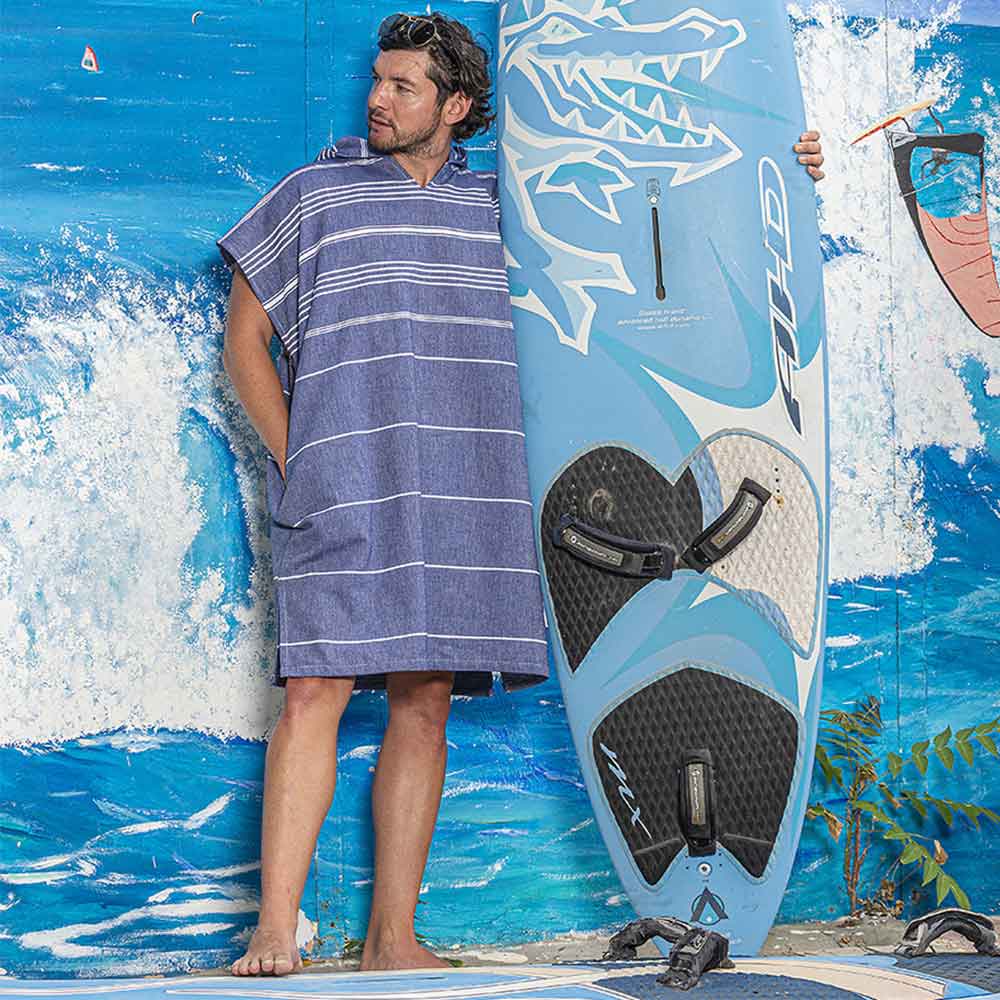 Der kuschelige Poncho aus Bio-Baumwolle von LeStoff ist schnelltrocknend und ideal am Strand oder beim Duschen beim Camping und auf Reisen im Wohnmobil oder Van