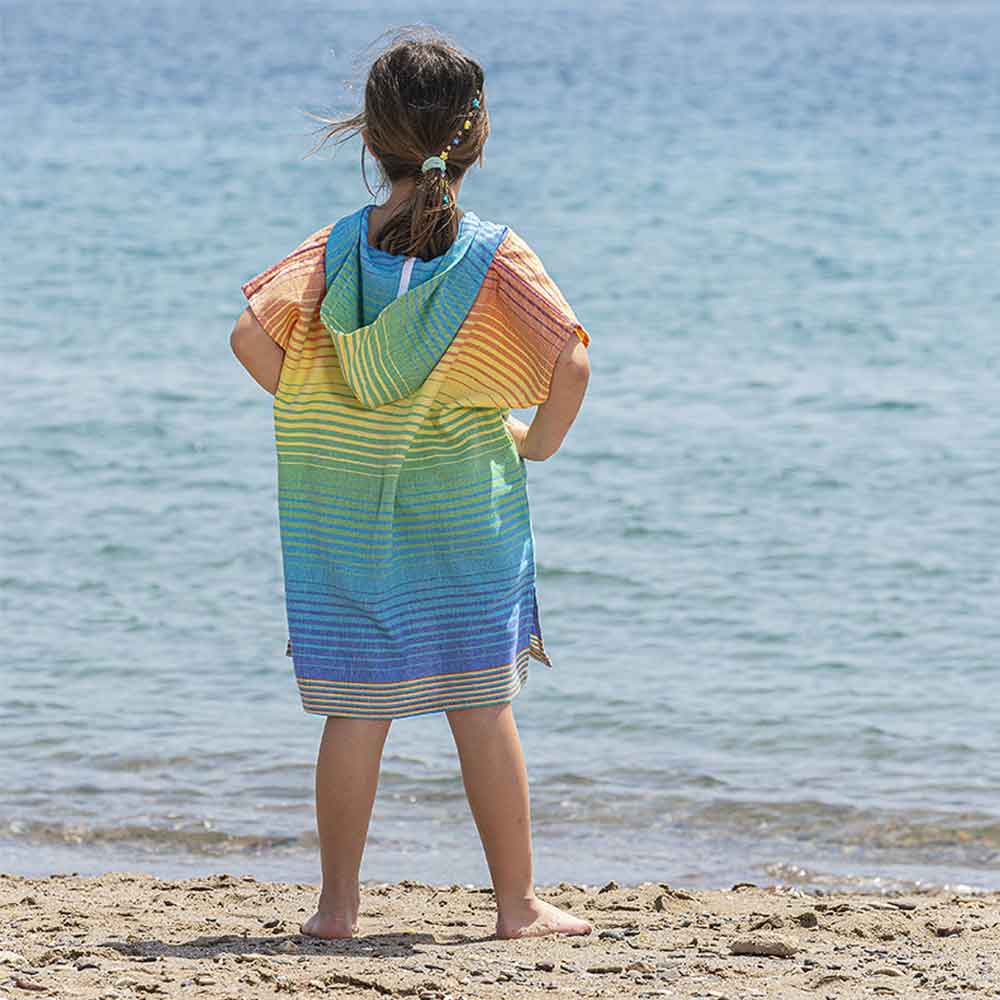 Der kuschelige Poncho aus Bio-Baumwolle von LeStoff ist schnelltrocknend und ideal am Strand oder beim Duschen beim Camping und auf Reisen im Wohnmobil oder Van