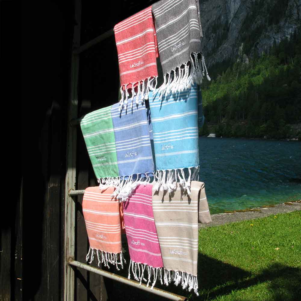 Das kleine Handtuch von LeStoff für Camping, Wohnmobil und Van ist super saugfähig und schnelltrocknend und auch ideal als Duschtuch für Kinder