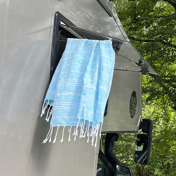 Das kleine Handtuch von LeStoff für Camping, Wohnmobil und Van ist super saugfähig und schnelltrocknend und auch ideal als Duschtuch für Kinder