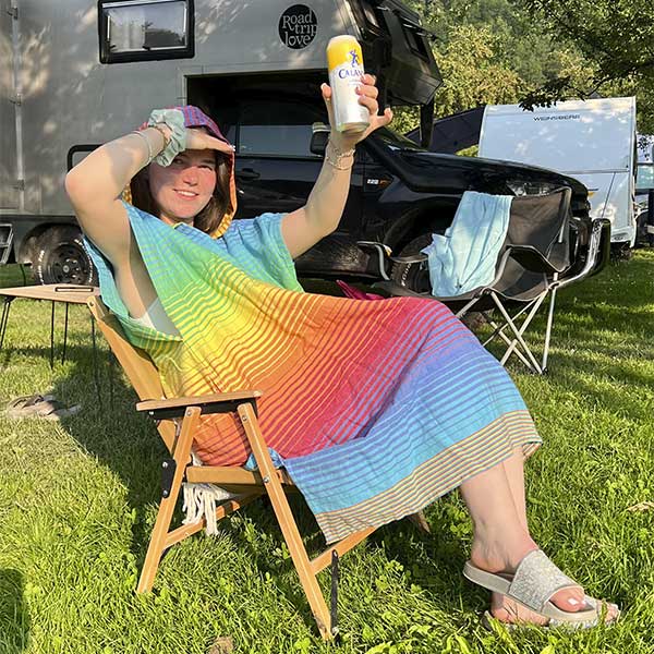 Der kuschelige Poncho aus Bio-Baumwolle von LeStoff ist schnelltrocknend und ideal am Strand oder beim Duschen beim Camping und auf Reisen im Wohnmobil oder Van