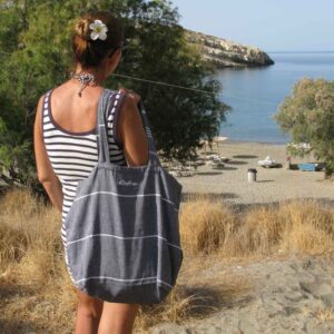 Die Strandtasche aus Bio-Baumwolle von LeStoff begleitet Dich beim Camping und im Wohnmobil oder Van auf Deinem Roadtrip