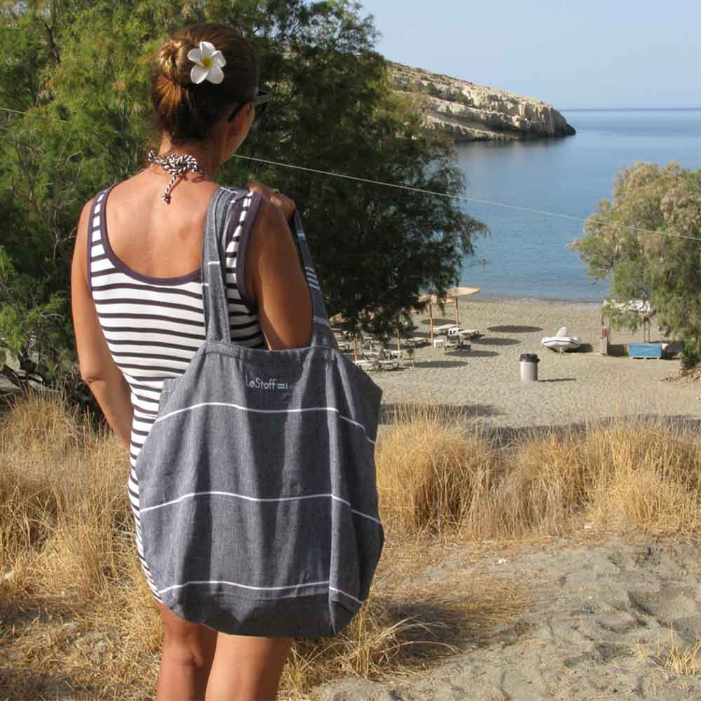 Die Strandtasche aus Bio-Baumwolle von LeStoff begleitet Dich beim Camping und im Wohnmobil oder Van auf Deinem Roadtrip
