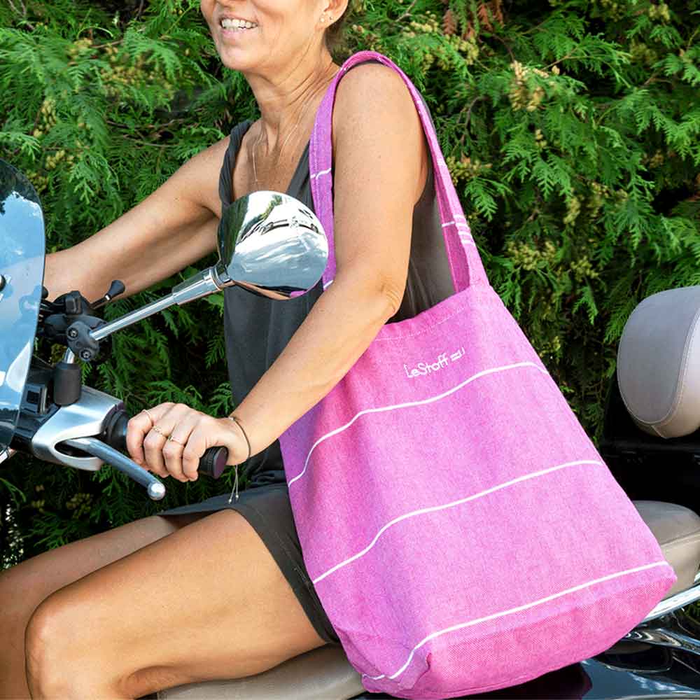 Die Strandtasche aus Bio-Baumwolle von LeStoff begleitet Dich beim Camping und im Wohnmobil oder Van auf Deinem Roadtrip