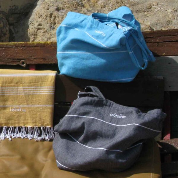 Die Strandtasche aus Bio-Baumwolle von LeStoff begleitet Dich beim Camping und im Wohnmobil oder Van auf Deinem Roadtrip