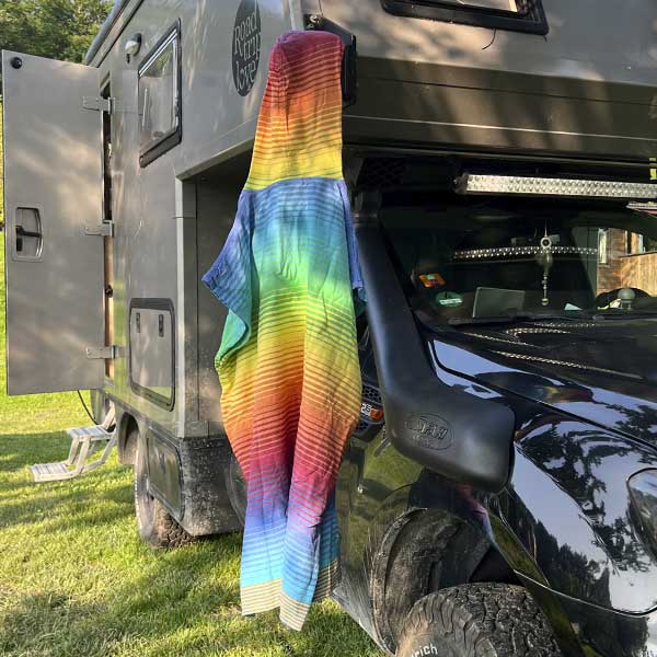 Der kuschelige Poncho aus Bio-Baumwolle von LeStoff ist schnelltrocknend und ideal am Strand oder beim Duschen beim Camping und auf Reisen im Wohnmobil oder Van