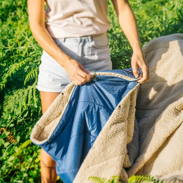 Nachhaltige Kuscheldecke für Camping & Outdoor – Bild 2