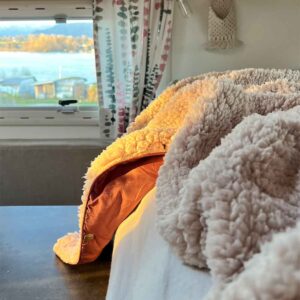 Nachhaltige Kuscheldecke mit Teddyfell für Camping und Vanlife